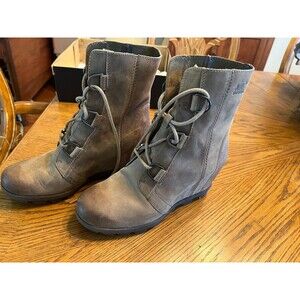 Sorel Joan of Arc Hidden Wedge II Taupe (Lace Up Boots) Women's 9.5